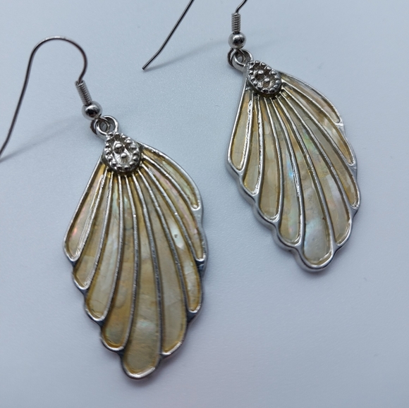 ⭐2 for $10⭐ Pearl wing earrings - Picture 4 of 5